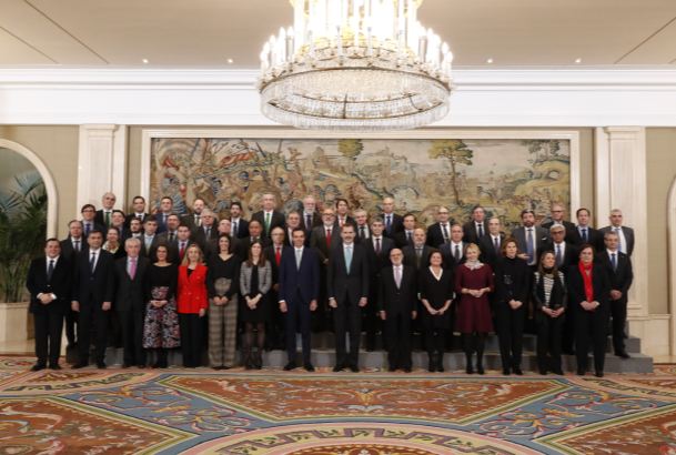 Su Majestad el Rey junto a los representantes de la Confederación Española de Transporte en Autobús (CONFEBUS)