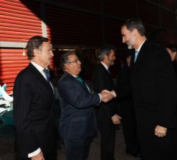 Su Majestad el Rey recibe el saludo del ministro del Interior, Juan Ignacio Zoido