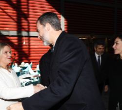 Su Majestad el Rey recibe el saludo de la presidenta de la Asociación Víctimas del Terrorismo, María del Mar Blanco