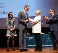 Su Majestad el Rey recibe, de manos de la presidenta de la Fundación Víctimas del Terrorismo, el "Premio en Defensa de los Derechos Humanos Adolf