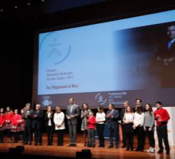 Sus Majestades los Reyes junto a los galardonados con los Premios Fundación Víctimas del Terrorismo 2017