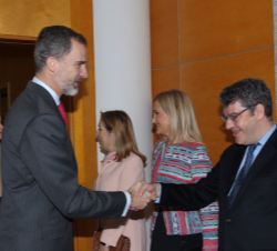 Su Majestad el Rey recibe el saludo del ministro de Energía, Turismo y Agenda Digital, en presencia de la presidenta del Congreso de los Diputados y d