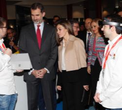 Sus Majestades los Reyes durante su visita al stand de LAB 5G de desarrollo en tecnologías turísticas y ferias
