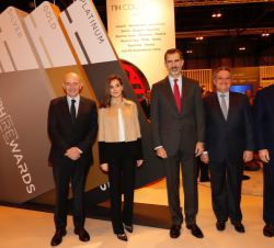 Sus Majestades los Reyes durante su visita al stand de la cadena hotelera NH