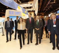 Sus Majestades los Reyes durante su recorrido por el stand del Ministerio de Fomento