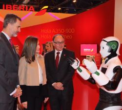 Sus Majestades los Reyes durante su recorrido por el stand de Iberia