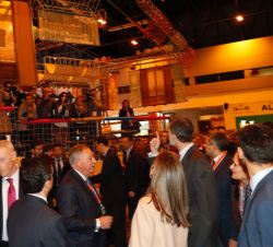 Sus Majestades los Reyes durante su recorrido por el stand de Madrid