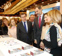 Sus Majestades los Reyes junto al presidente de la Xunta de Galicia durante su recorrido por el stand de Galicia