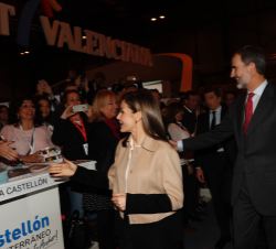 Sus Majestades los Reyes saludan a las personas que se congregaban a su llegada al stand de la Comunidad Valenciana