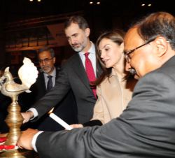 Sus Majestades los Reyes en el stand de la India, encienden dos velas, símbolo de buena suerte en las inauguraciones