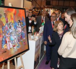 Sus Majestades los Reyes durante su visita al stand de Argelia