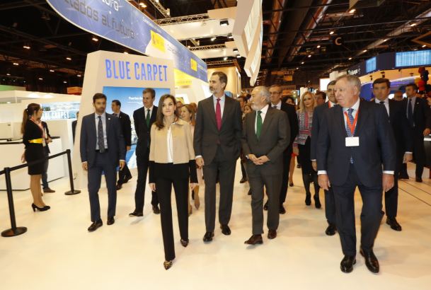 Sus Majestades los Reyes durante su recorrido por el stand del Ministerio de Fomento