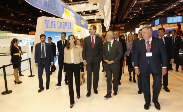 Sus Majestades los Reyes durante su recorrido por el stand del Ministerio de Fomento