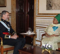 Su Majestad el Rey conversa con la embajadora de la República Federal de Nigeria, Susan Aderonke Folarin, tras recibir la Carta Credencial