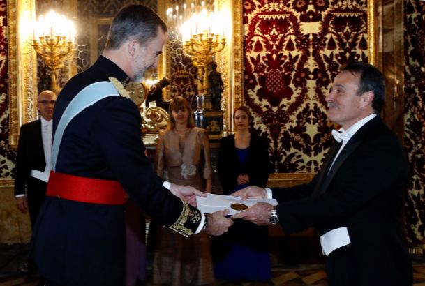 Su Majestad el Rey recibe la Carta Credencial de manos del embajador de la República de Cuba, Gustavo Ricardo Machín Gómez