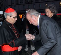 Su Majestad el Rey Don Juan Carlos en presencia de Doña Sofía recibe el saludo del cardenal arcipreste emérito de la Basílica Papal de Santa María la 