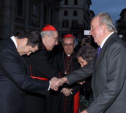 Su Majestad el Rey Don Juan Carlos en presencia de Doña Sofía recibe el saludo del presidente de Endesa y de la Fundación Endesa, Borja de Prado