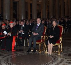 Sus Majestades los Reyes Don Juan Carlos y Doña Sofía durante el acto