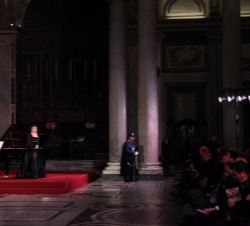 Sus Majestades los Reyes Don Juan Carlos y Doña Sofía durante la interpretación de la soprano Ainhoa Arteta 