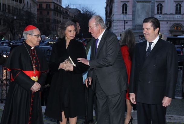 Sus Majestades los Reyes Don Juan Carlos y Doña Sofía a su llegada a la Basílica Papal de Santa María la Mayor