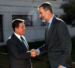 Su Majestad el Rey recibe el saludo del presidente de la Junta de Comunidades de Castilla-La Mancha, Emiliano García-Page, a su llegada a Joma Sport