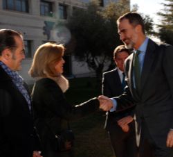 Su Majestad el Rey recibe el saludo de la ministra de Defensa, María Dolores de Cospedal, a su llegada a Joma Sport