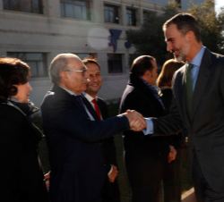 Su Majestad el Rey recibe el saludo del presidente y fundador de Joma Sport, Fructuoso López, en presencia de la vicepresidenta de Joma Sport, Marina 