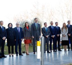 Fotografía de grupo de Sus Majestades los Reyes con las autoridades y directivos de Joma Sport