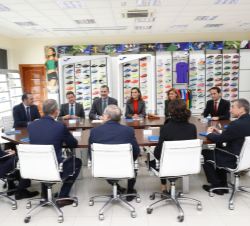 Sus Majestades los Reyes durante la presentación sobre la historia, evolución y proyectos de la compañía
