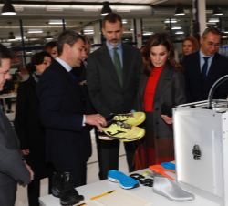 Don Felipe y Doña Letizia en su visita por el área de innovación y diseño en calzado y textil