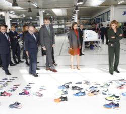 Don Felipe y Doña Letizia durante su recorrido del área de innovación y deseño en calzado y textil