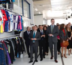 Sus Majestades los Reyes a su paso por el área de desarrollo comercial