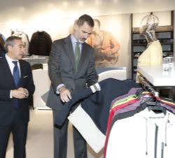 Su Majestad el Rey observando el material deportivo en el área de desarrollo comercial