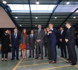 Sus Majestades los Reyes en su visita a la nave logística de Joma, donde visitaron las áreas de reaprovisionamiento, empaquetado, descarga automática,