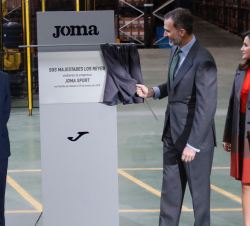 Sus Majestades los Reyes  descubriendo la placa conmemorativa de su visita