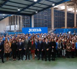 Fotografía de grupo con Sus Majestades los Reyes