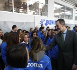 Su Majestad el Rey conversando con trabajadores de la empresa