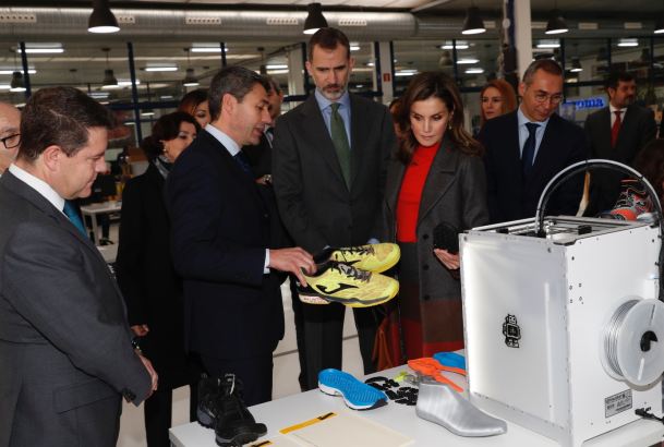 Don Felipe y Doña Letizia en su visita por el área de innovación y diseño en calzado y textil