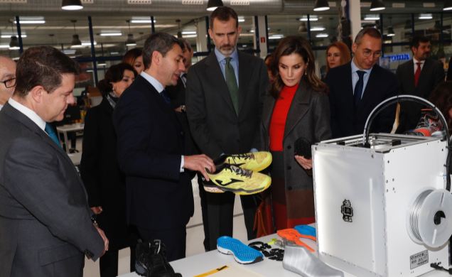 Don Felipe y Doña Letizia en su visita por el área de innovación y diseño en calzado y textil