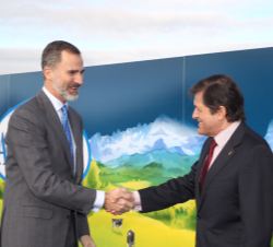 Su Majestad el Rey recibe el saludo del presidente del Principado de Asturias, Javier Fernández