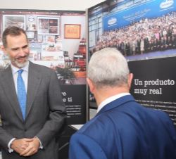 Su Majestad el Rey con el presidente de CAPSA FOOD y Central Lechera Asturiana S.A.T., Bertino Velasco, delante de los paneles explicativos