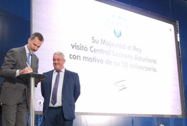 Su Majestad el Rey durante la firma con un puntero sobre un dispositivo iPad que se refleja en una pantalla digital