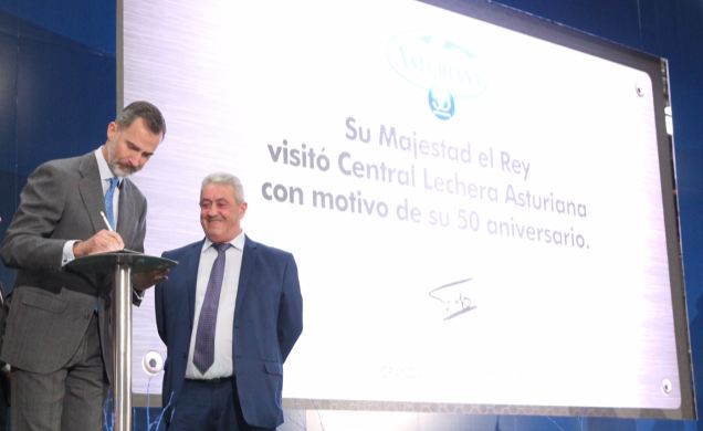 Su Majestad el Rey durante la firma con un puntero sobre un dispositivo iPad que se refleja en una pantalla digital