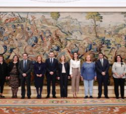 Su Majestad la Reina junto a la representación del Foro Español de Pacientes asistente a la audiencia