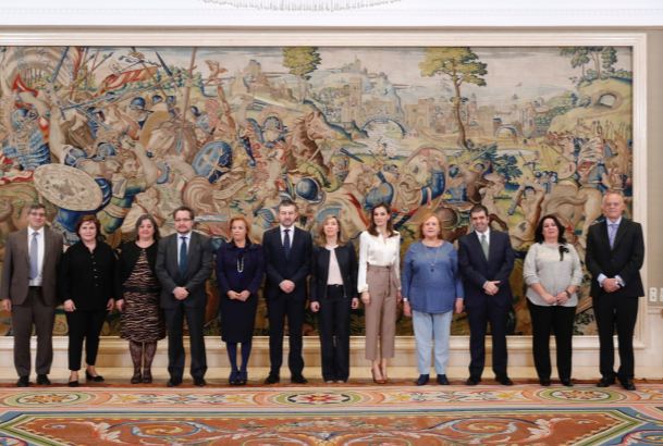 Su Majestad la Reina junto a la representación del Foro Español de Pacientes asistente a la audiencia