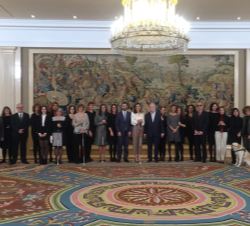 Su Majestad la Reina junto a la representación de la Federación de Asociaciones de Personas Sordociegas de España - FASOCIDE, asistente a la audiencia