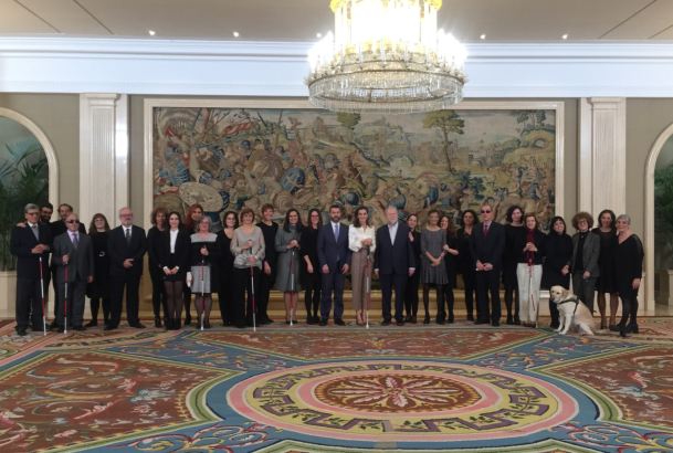 Su Majestad la Reina junto a la representación de la Federación de Asociaciones de Personas Sordociegas de España - FASOCIDE, asistente a la audiencia