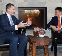 Su Majestad el Rey durante su encuentro con el el fundador y presidente de Alibaba, Jack Ma