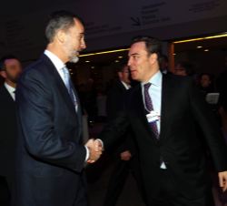 Su Majestad el Rey saluda al presidente del Corte Ingles, Dimas Rodrigo Gimeno, a su llegada al Centro de Congresos de Davos  