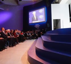 Su Majestad el Rey en primera fila de asientos durante la intervención del presidente de la República Federativa de Brasil, Michel Temer